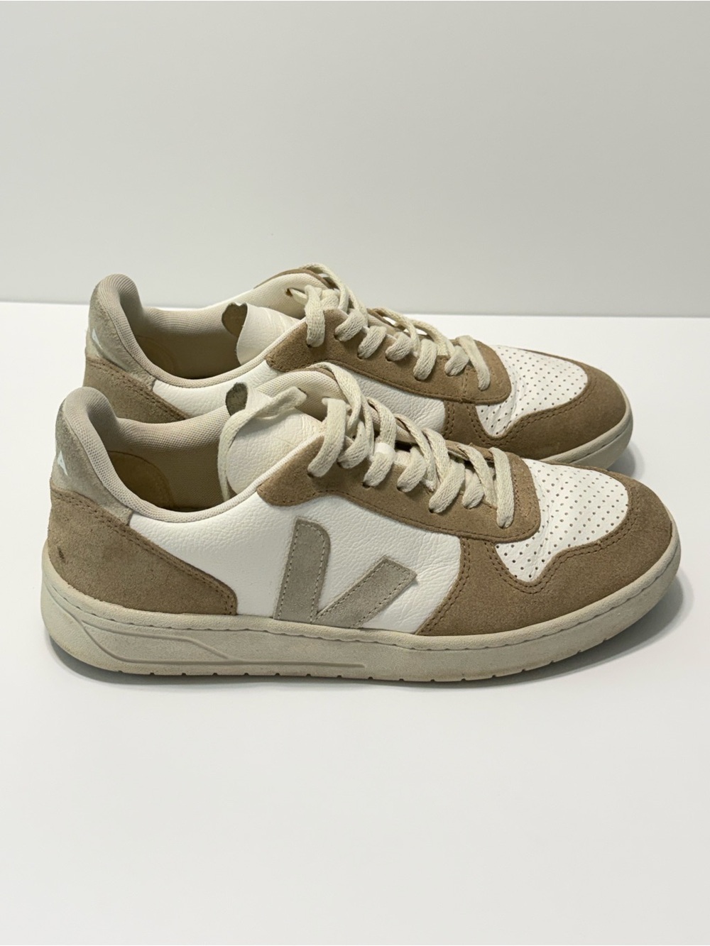 veja V- 10 Suede Leather Sneakers Lace Up White Tan Women’s Size 9